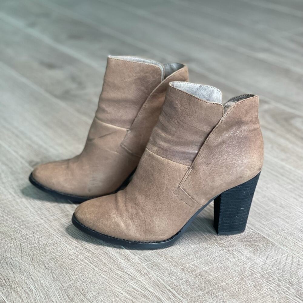 VINCE CAMUTO Ristin Brown Leather Ankle Bootie